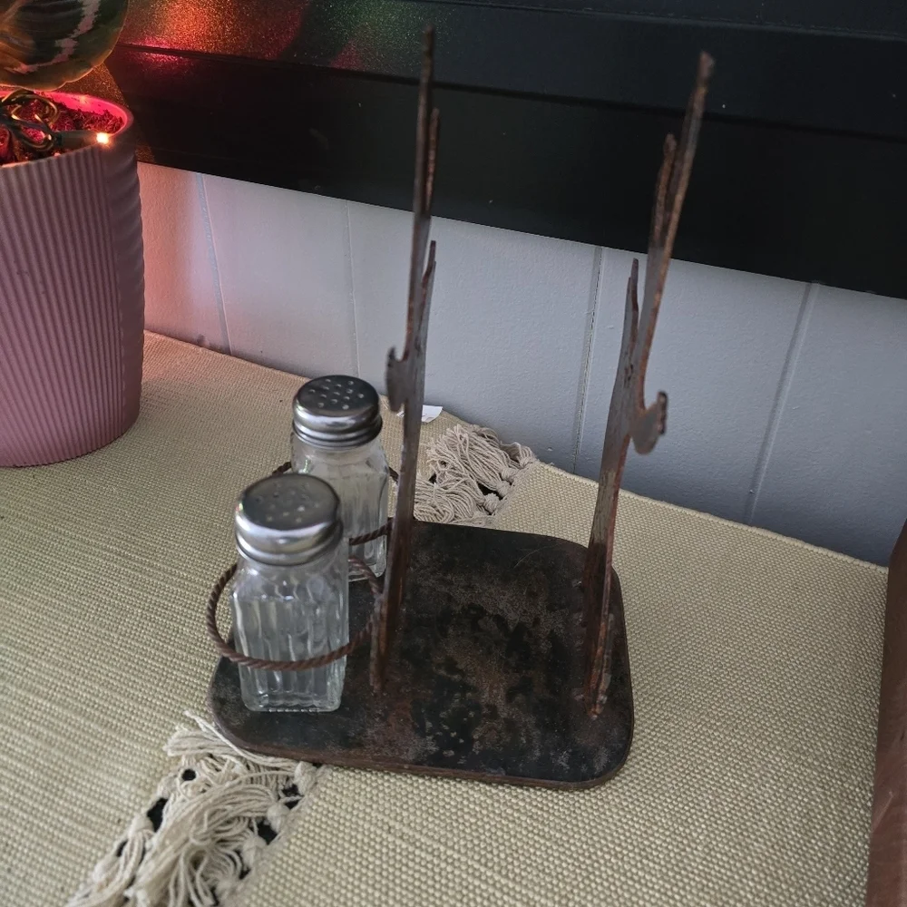 Metal Howling Coyote And Cactus Napkin, Salt, Pepper Holder